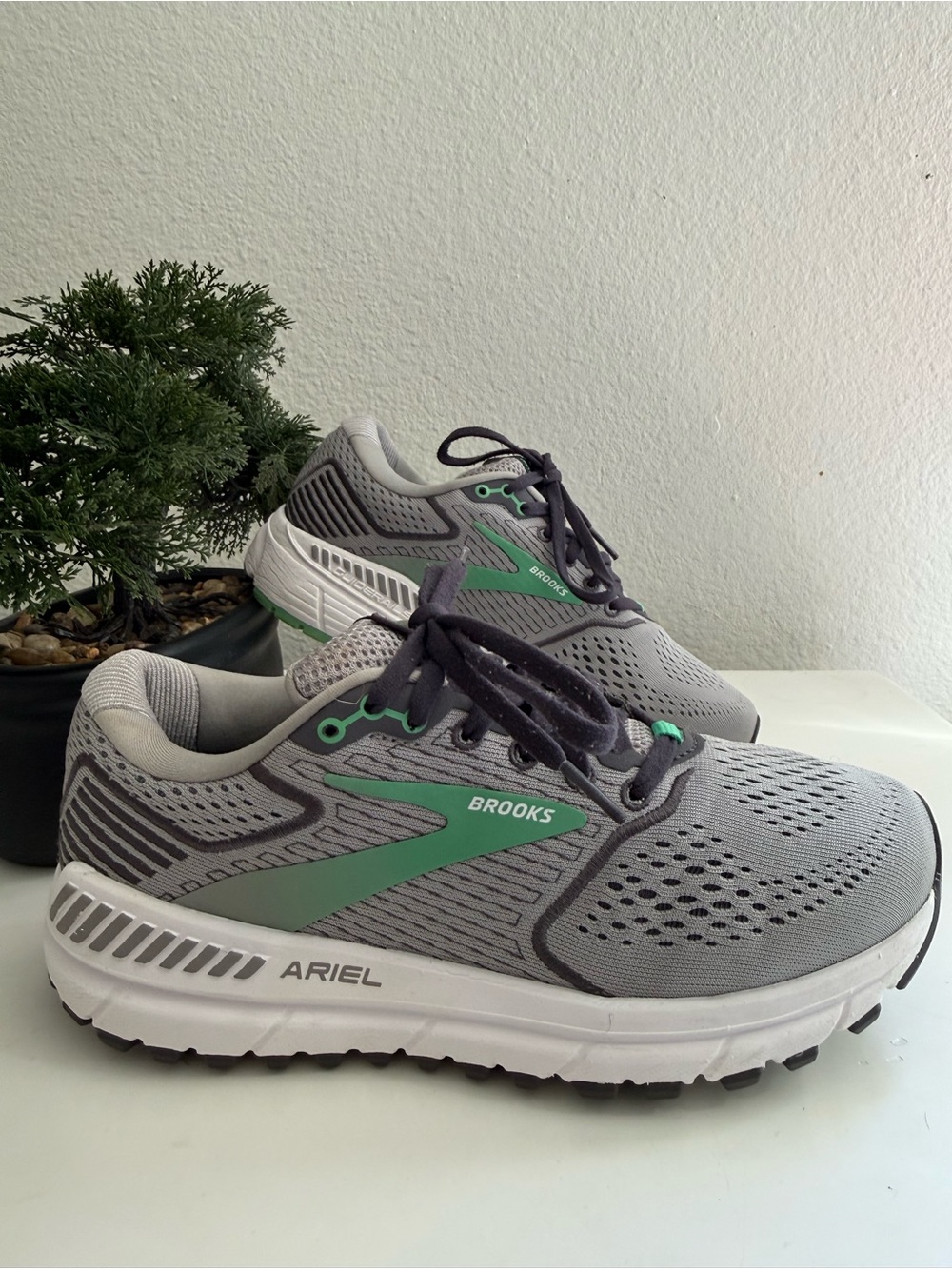 Brooks Ariel 20 women size 6.5 Athletic Running Shoes in Gray and Green